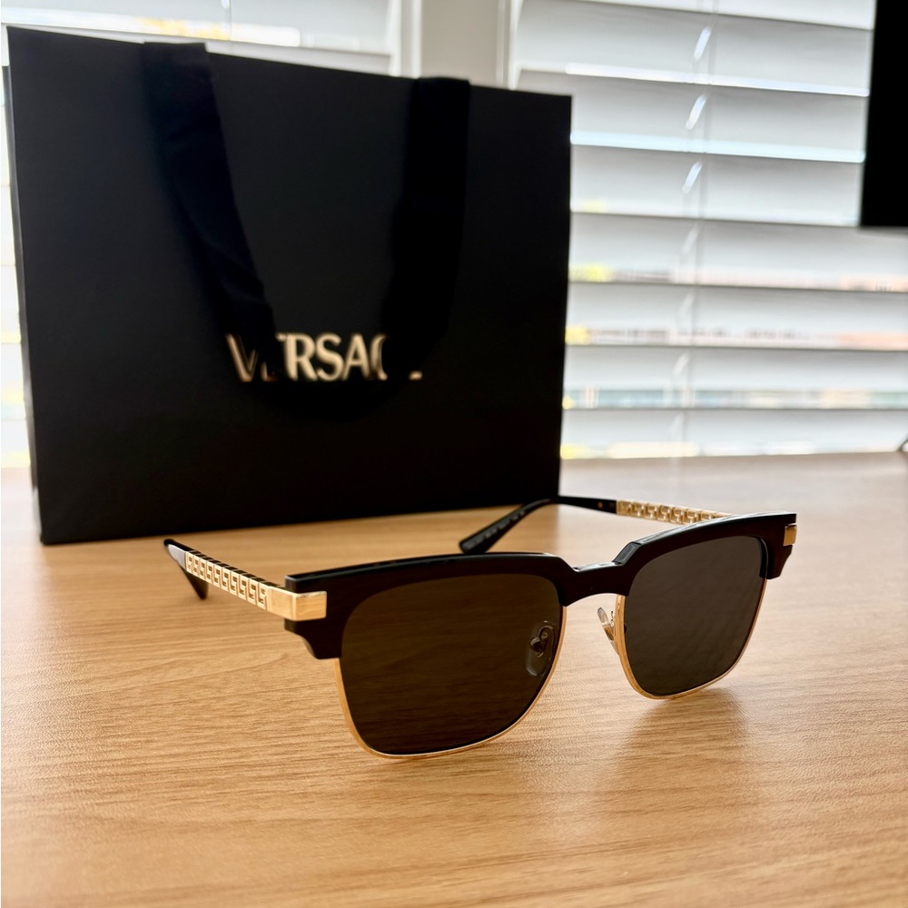 BRAND NEW UNUSED Versace Black & Gold Wayfarer Sunglasses (receipt included)